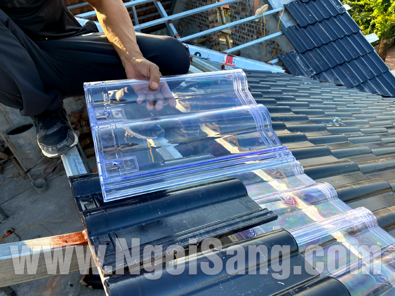 Ngói sóng lấy sáng 10v/m